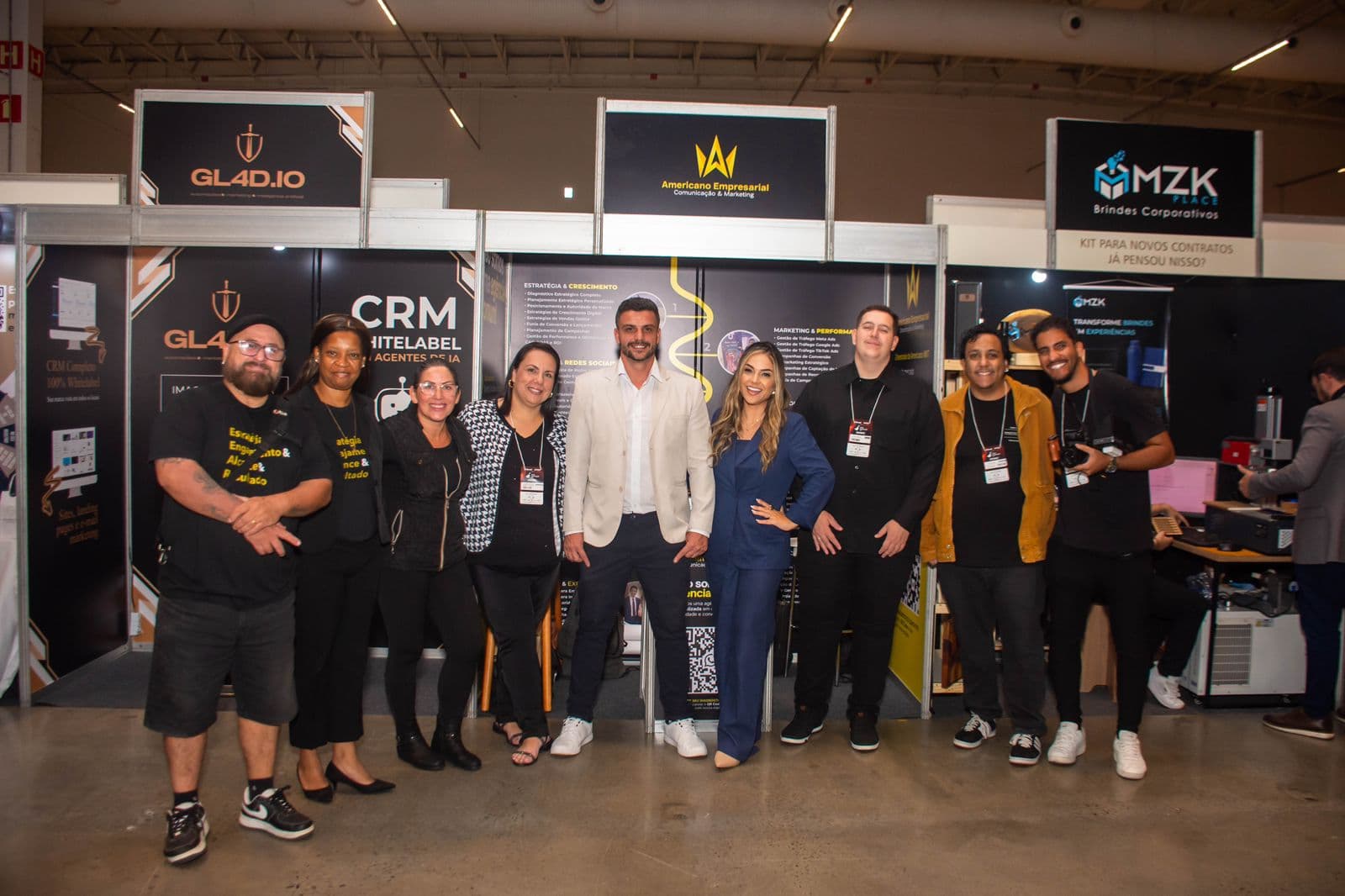 Equipe Americano Empresarial em stand de evento empresarial